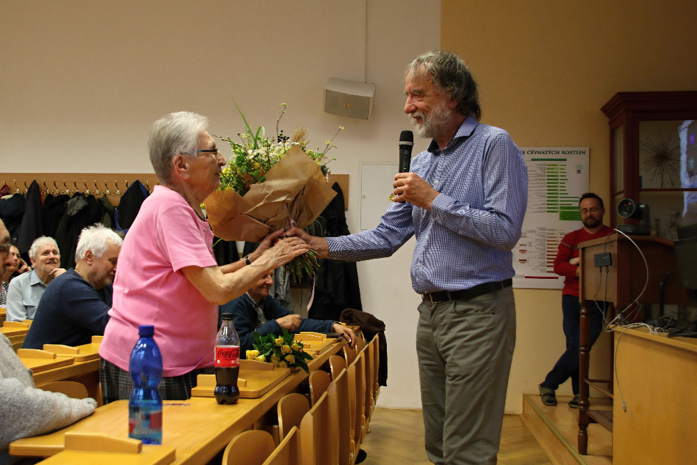 Předseda ČBS Karel Prach blahopřeje jubilantce. Foto Dana Turoňová