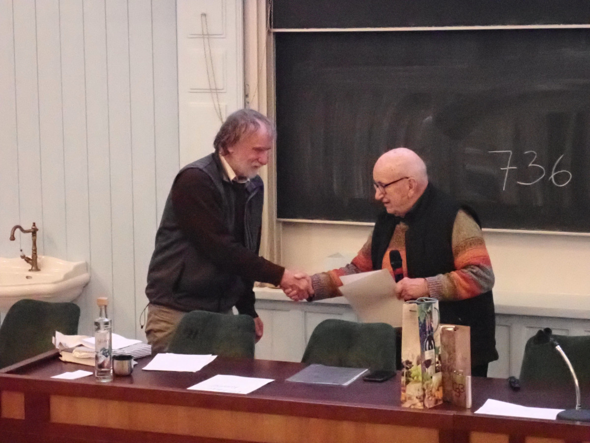Karel Prach předává Janu Květovi diplom, foto: Milan Chytrý