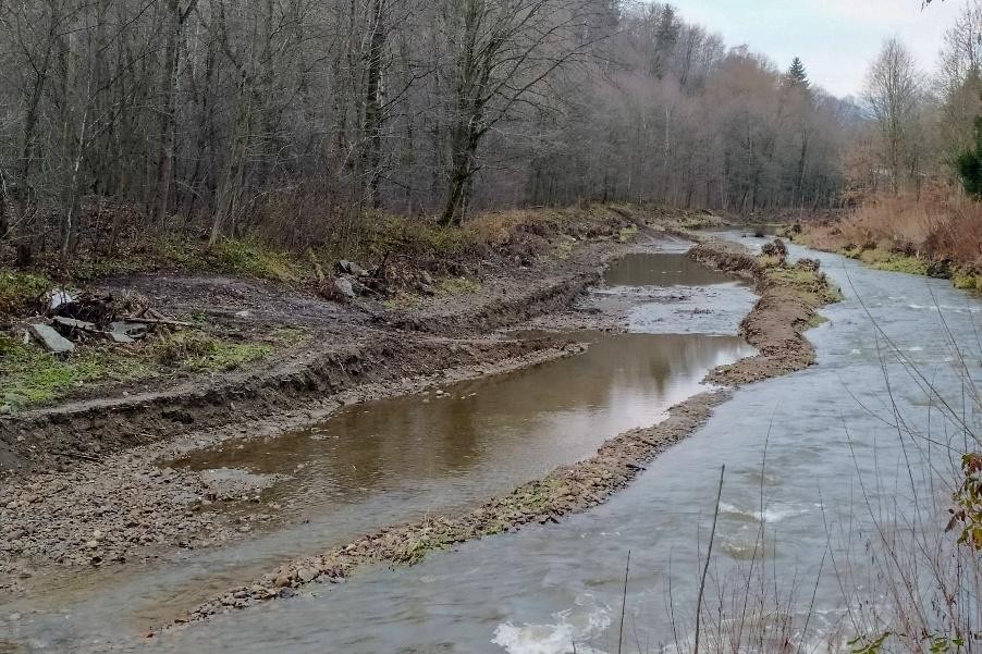 Obrázek 3. Říční lavice č. 9, realizace dlouhodobě plánované údržby štěrkové lavice dle schválené metodiky. 