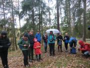 účastníci exkurze na lokalitě hvozdíku lesního: světlý převážně jehličnatý les s chudým bylinným patrem, převažují mechorosty.