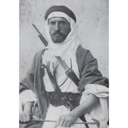 Ilustrační obrázek: Alois Musil jako náčelník kmene Beni Sachr (v r. 1901), volné dílo, převzato z Wikimedia Commons https://commons.wikimedia.org/wiki/File:AloisMusil1901.jpg